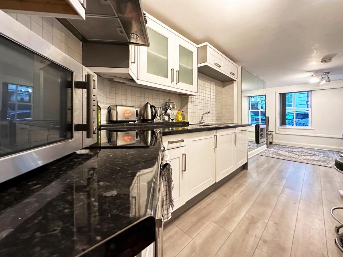 Chic Apartment In Mayfair Лондон Екстериор снимка